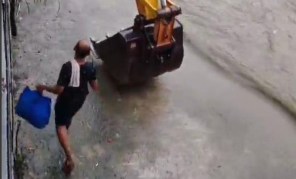 You need a hand? Driver uses excavator to rescue man from flooding Sg Klang (VIDEO)